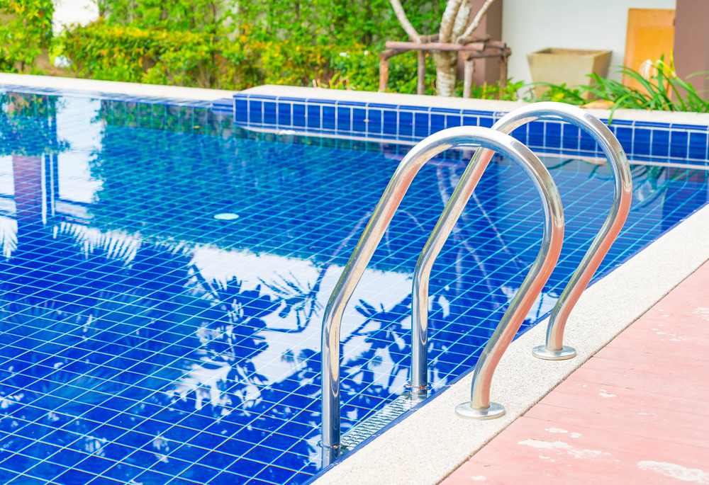 benefits of using a swimming pool cleaning service